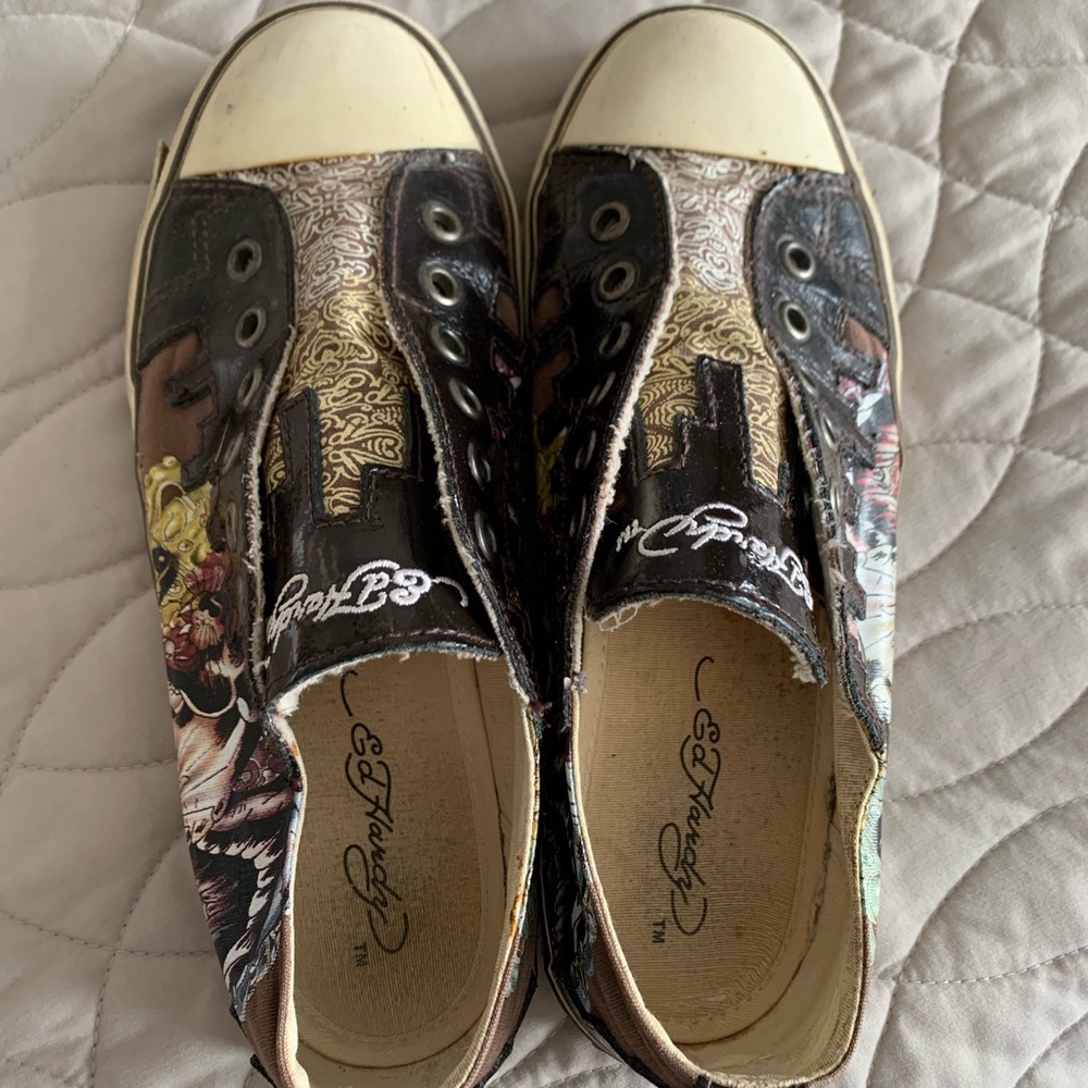 Ed Hardy rubbing shoes